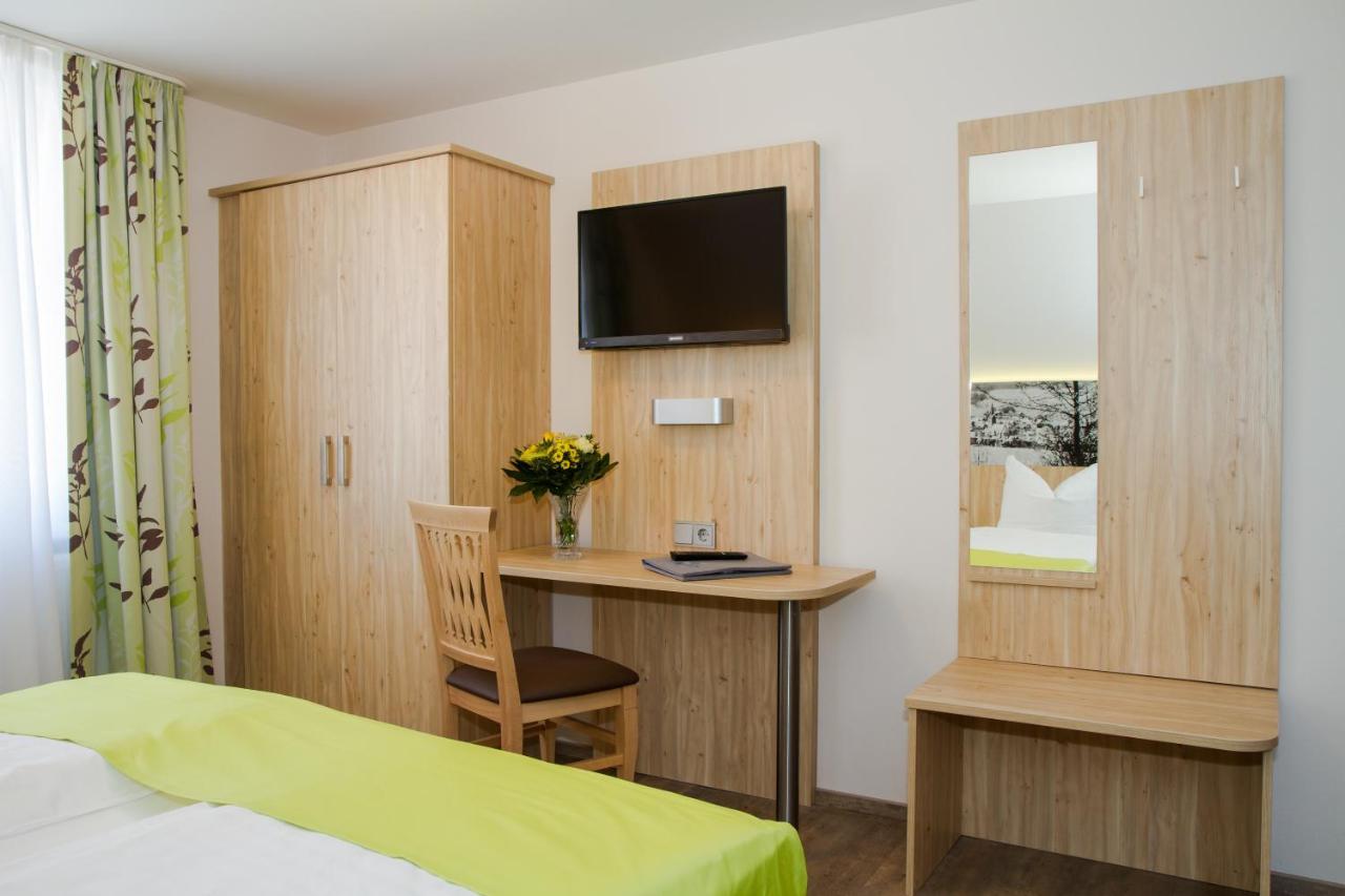 Hotel-Gasthof Blaue Traube E.K. Berching Chambre photo